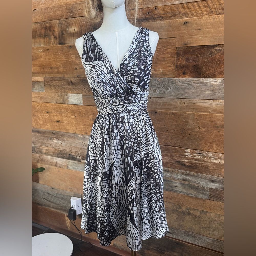 WHBM Black & White Deep V-Neck Mosaic Print Ruched Waist Fit and Flare Dress 2